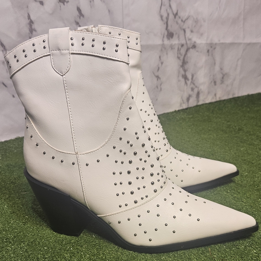 Brand New SIZE 10 White Studded Ankle Cowgirl Boots